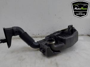 Gebruikte Luchtfilterhuis Peugeot 208 II (UB/UH/UP) 1.2 Vti 12V PureTech 75 Prijs € 20,00 Margeregeling aangeboden door AutoHam