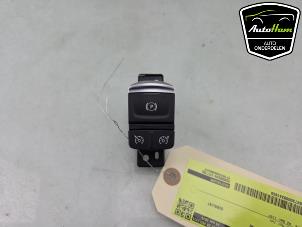 Gebruikte Schakelaar handrem Renault Kadjar (RFEH) 1.2 Energy TCE 130 Prijs € 30,00 Margeregeling aangeboden door AutoHam