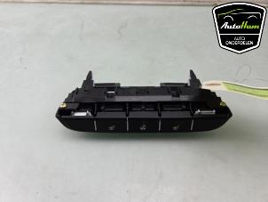 Gebruikte Stoelverwarmings Schakelaar Kia Ceed (CDB5/CDBB) 1.5 T-GDI 16V Prijs € 30,00 Margeregeling aangeboden door AutoHam