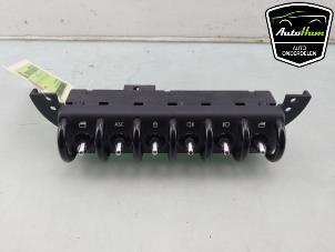 Gebruikte Schakelaar Elektrisch Raam BMW Mini One/Cooper (R50) 1.6 16V Cooper Prijs € 25,00 Margeregeling aangeboden door AutoHam