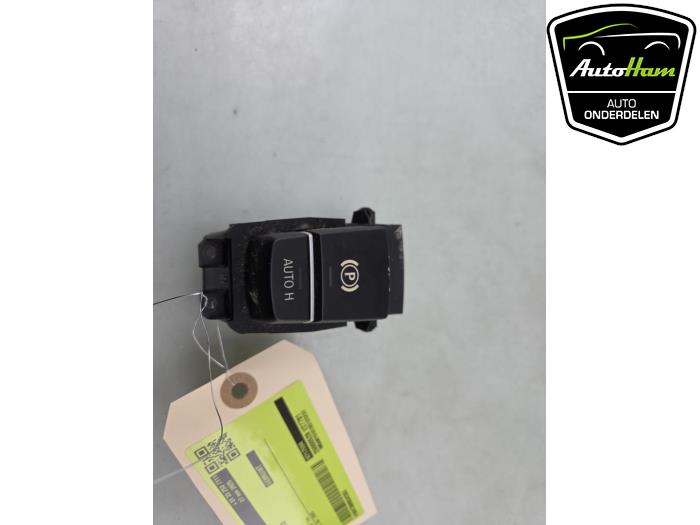 Gebruikte Handrem schakelaar BMW 5 serie Touring (F11) M550d xDrive 24V Prijs € 30,00 Margeregeling aangeboden door AutoHam