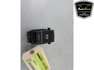 Gebruikte Schakelaar handrem BMW 5 serie Touring (F11) M550d xDrive 24V Prijs € 30,00 Margeregeling aangeboden door AutoHam