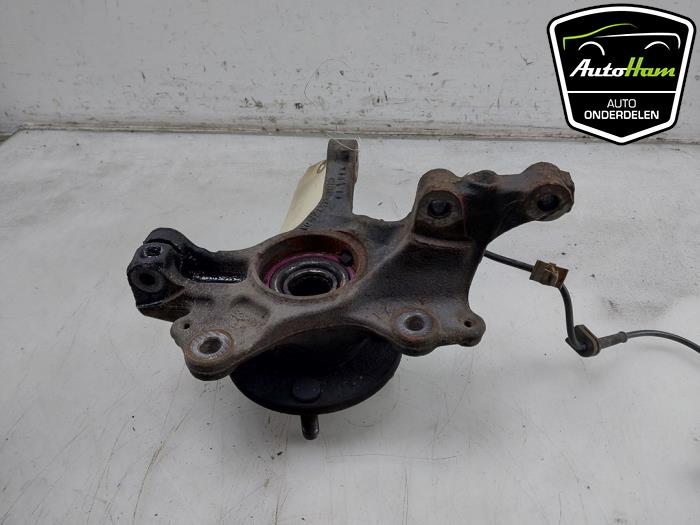 Fusee links-voor van een Ford Fiesta 6 (JA8) 1.6 SCTi ST 16V 2013