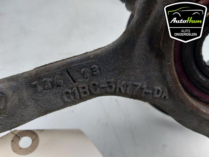 Fusee links-voor van een Ford Fiesta 6 (JA8) 1.6 SCTi ST 16V 2013