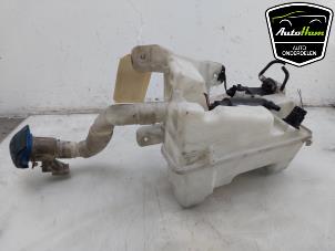 Gebruikte Ruitensproeiertank voor Volkswagen Golf VII (AUA) 2.0 GTI 16V Performance Package Prijs € 75,00 Margeregeling aangeboden door AutoHam