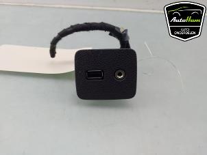 Gebruikte AUX/USB aansluiting Ford Fiesta 6 (JA8) 1.0 EcoBoost 12V 100 Prijs € 15,00 Margeregeling aangeboden door AutoHam