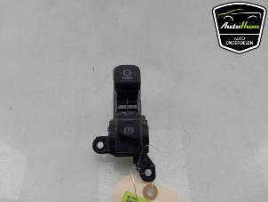 Gebruikte Handrem schakelaar Toyota Yaris Cross (PB1/PJ1) 1.5 12V Hybrid 115 Prijs € 20,00 Margeregeling aangeboden door AutoHam