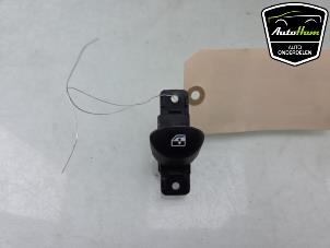 Gebruikte Ruit schakelaar elektrisch Fiat 500 (312) Electric Prijs € 15,00 Margeregeling aangeboden door AutoHam