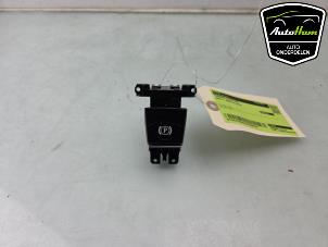 Gebruikte Handrem schakelaar BMW 5 serie (F10) 530i 24V TwinPower Turbo Prijs € 40,00 Margeregeling aangeboden door AutoHam