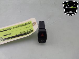 Gebruikte Alarmlicht Schakelaar BMW 5 serie (F10) 530i 24V TwinPower Turbo Prijs € 20,00 Margeregeling aangeboden door AutoHam