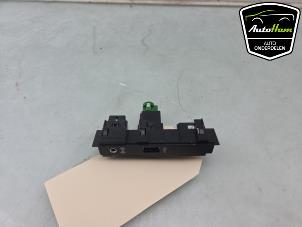 Gebruikte AUX/USB aansluiting Volkswagen Tiguan (AD1) 1.4 TSI 16V Prijs € 30,00 Margeregeling aangeboden door AutoHam