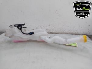 Gebruikte Ruitensproeiertank voor Renault Kangoo Express (RFK) 1.5 Blue dCi 115 Prijs € 54,45 Inclusief btw aangeboden door AutoHam