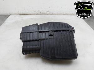 Gebruikte Luchtfilterhuis Peugeot 208 II (UB/UH/UP) 1.2 Vti 12V PureTech 75 Prijs € 20,00 Margeregeling aangeboden door AutoHam