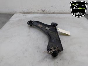 Gebruikte Draagarm rechts-voor Peugeot 208 II (UB/UH/UP) 1.2 Vti 12V PureTech 75 Prijs € 45,00 Margeregeling aangeboden door AutoHam