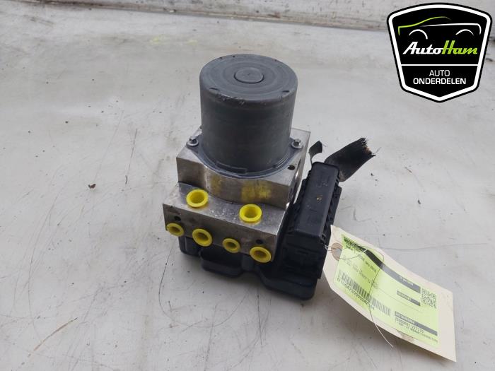 ABS Pomp van een BMW 5 serie (F10) 530i 24V TwinPower Turbo 2013