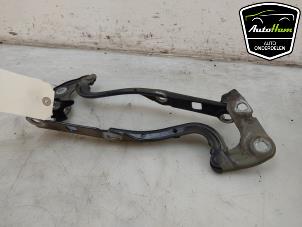 Gebruikte Motorkap Scharnier Opel Astra K 1.0 Turbo 12V Prijs € 25,00 Margeregeling aangeboden door AutoHam