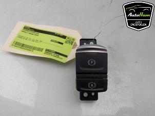 Gebruikte Handrem schakelaar Renault Arkana (RJLL) 1.6 E-Tech 145 16V Prijs € 20,00 Margeregeling aangeboden door AutoHam