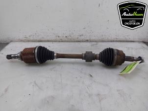 Gebruikte Aandrijfas links-voor Renault Arkana (RJLL) 1.6 E-Tech 145 16V Prijs € 325,00 Margeregeling aangeboden door AutoHam