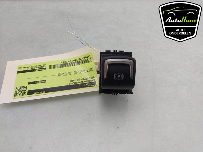 Gebruikte Handrem schakelaar Opel Corsa F (UB/UH/UP) 1.2 Turbo 12V 100 Hybrid Prijs € 50,00 Margeregeling aangeboden door AutoHam