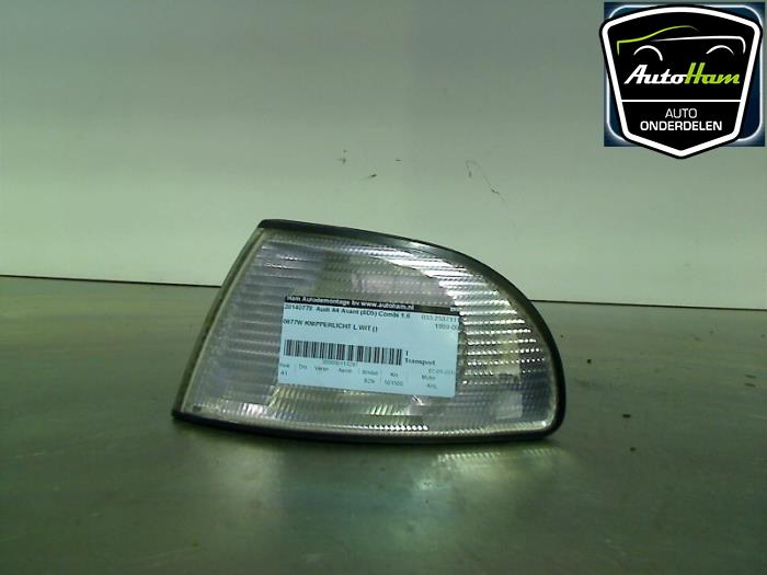Knipperlicht links van een Audi A4 Avant (B5) 1.6 1999