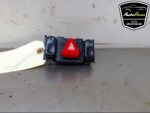 Gebruikte Alarmlicht Schakelaar Mercedes E (W210) 2.2 E-220D 16V Prijs € 10,00 Margeregeling aangeboden door AutoHam
