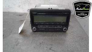 Gebruikte Radio CD Speler Volkswagen Jetta III (1K2) 1.6 TDI 16V Prijs € 50,00 Margeregeling aangeboden door AutoHam