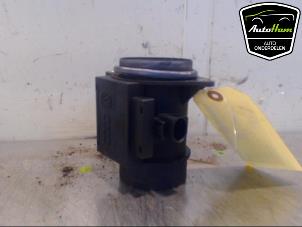 Gebruikte Luchthoeveelheidsmeter Volkswagen Golf III Cabrio Restyling (1E7) 1.9 TDI Prijs € 25,00 Margeregeling aangeboden door AutoHam