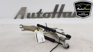 Gebruikte Motorkap Scharnier Mini Mini (R56) 1.6 16V One Prijs € 25,00 Margeregeling aangeboden door AutoHam