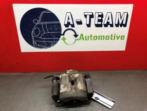 Gebruikte Remklauw (Tang) rechts-voor Lexus CT 200h 1.8 16V Prijs € 34,99 Margeregeling aangeboden door A-Team Automotive