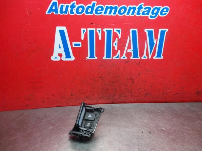 Gebruikte USB module Lexus CT 200h 1.8 16V Prijs € 34,99 Margeregeling aangeboden door A-Team Automotive