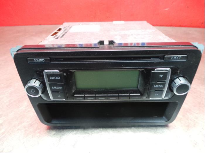 Radio CD Speler van een Volkswagen Golf VI (5K1) 1.4 TSI 122 16V 2009
