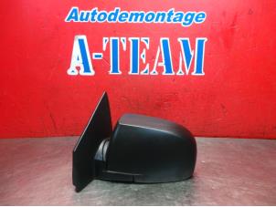 Gebruikte Buitenspiegel links Kia Carens II (FJ) 1.6i 16V Prijs € 29,99 Margeregeling aangeboden door A-Team Automotive