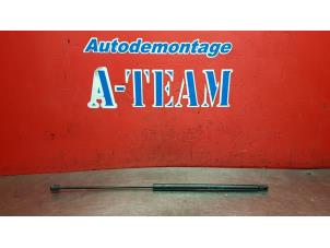 Gebruikte Amortisseur Motorkap links Mercedes E (W211) 3.2 E-320 CDI 24V Prijs € 14,99 Margeregeling aangeboden door A-Team Automotive