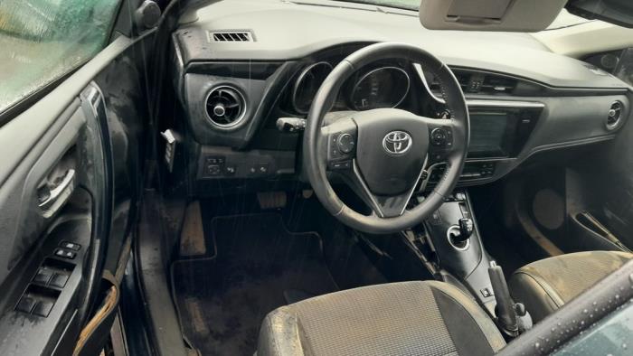 Elektrisch Raam Schakelaar van een Toyota Auris (E18) 1.8 16V Hybrid 2017
