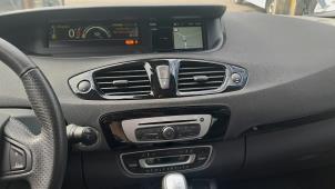 Gebruikte Navigatie Set Renault Scénic III (JZ) 2.0 16V CVT Prijs € 400,00 Margeregeling aangeboden door A-Team Automotive Rotterdam