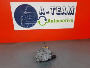 Gebruikte Vacuumpomp (Benzine) Renault Captur (2R) 1.3 TCE 130 16V Prijs € 39,99 Margeregeling aangeboden door A-Team Automotive Rotterdam