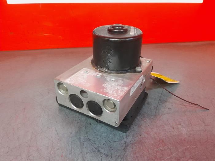 ABS Pomp van een Mercedes-Benz C (W203) 1.8 C-200K 16V 2002