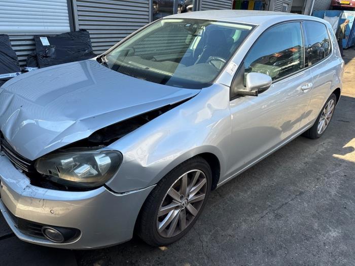 Gebruikte Steekas links-voor Volkswagen Golf VI (5K1) 1.4 TSI 160 16V Prijs € 49,99 Margeregeling aangeboden door A-Team Automotive