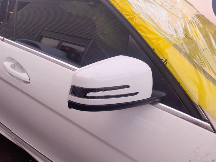 Buitenspiegel rechts van een Mercedes-Benz C (W204) 1.8 C-200 CGI 16V 2012