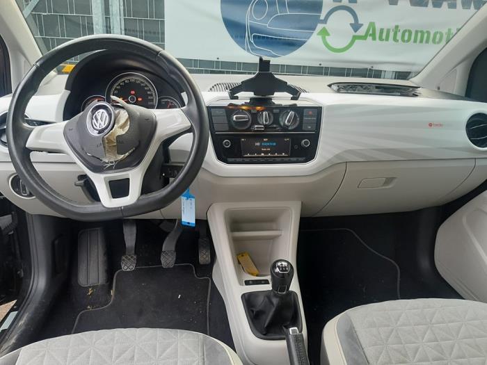 Cockpit van een Volkswagen Up! (121) 1.0 12V 60 2017