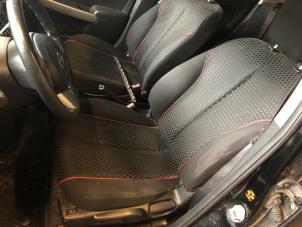 Gebruikte Voorstoel links Mazda 2 (DE) 1.3 16V MZR Prijs op aanvraag aangeboden door A-Team Automotive Rotterdam