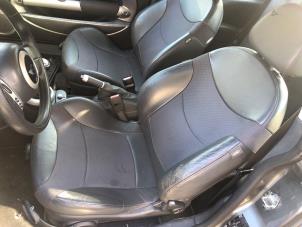 Gebruikte Voorstoel rechts Mini Mini Cooper S (R53) 1.6 16V Prijs € 149,99 Margeregeling aangeboden door A-Team Automotive