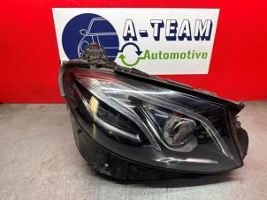 Gebruikte Koplamp rechts Mercedes E (W213) E-220d 2.0 Turbo 16V Prijs € 999,99 Margeregeling aangeboden door A-Team Automotive