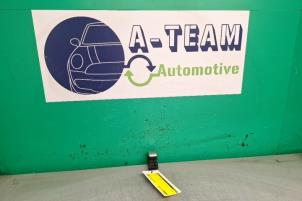 Gebruikte Handrem schakelaar Mercedes C (W205) C-180 1.6 16V Prijs € 9,99 Margeregeling aangeboden door A-team Automotive