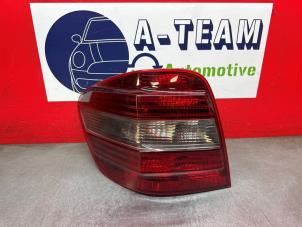 Gebruikte Achterlicht links Mercedes ML II (164/4JG) 3.0 ML-320 CDI 4-Matic V6 24V Prijs € 74,99 Margeregeling aangeboden door A-Team Automotive