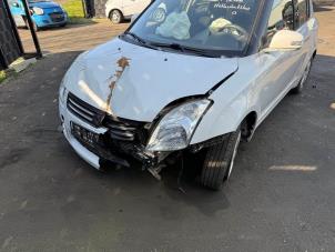 Gebruikte Linker Koplamp Suzuki Swift (ZA/ZC/ZD1/2/3/9) 1.3 VVT 16V Prijs op aanvraag aangeboden door A-team Automotive