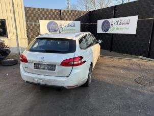 Gebruikte Luchtfilterhuis Peugeot 308 SW (L4/L9/LC/LJ/LR) 1.2 12V e-THP PureTech 130 Prijs op aanvraag aangeboden door A-team Automotive