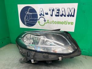 Gebruikte Koplamp rechts Mercedes B (W246) 1.5 B-180 CDI,d 16V Prijs € 299,99 Margeregeling aangeboden door A-team Automotive
