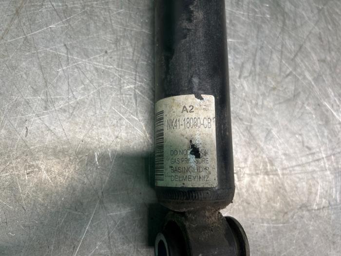 Schokdemper links-achter van een Ford Transit E-Transit 68 kWh 2023