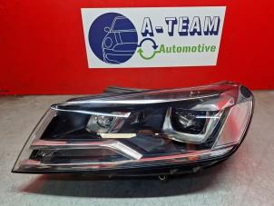 Gebruikte Koplamp links Volkswagen Touareg (7PA/PH) 3.0 TDI V6 24V BlueMotion Technology SCR Prijs € 399,99 Margeregeling aangeboden door A-Team Automotive